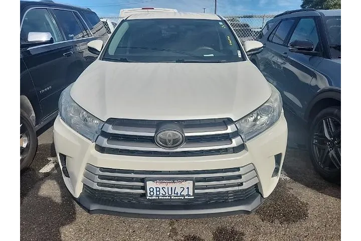$19781 : Toyota Highlander 2018 LE 4d image 2