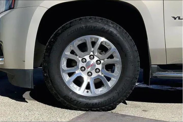 $18985 : GMC Yukon XL 2017 4x4 SLT 4d image 9