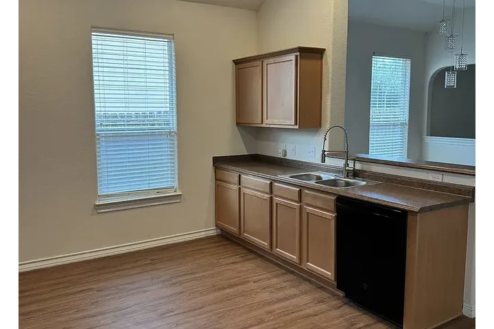 $1000 : HOUSE RENT IN BROWNSVILLE TX image 5