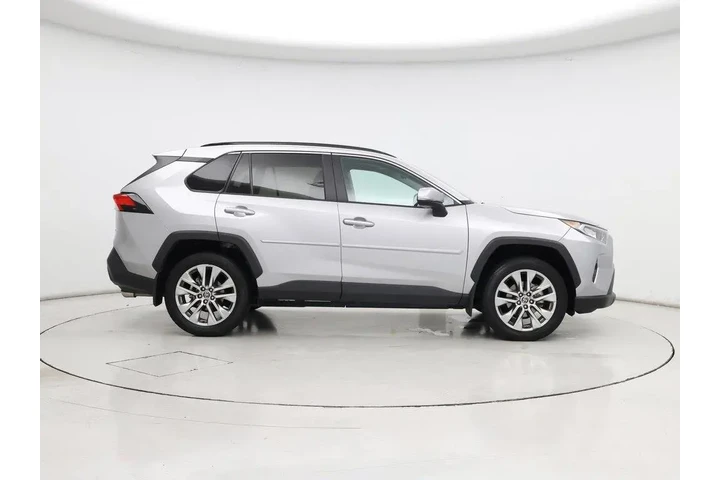 $28998 : Toyota RAV4 2021 XLE Premium image 7
