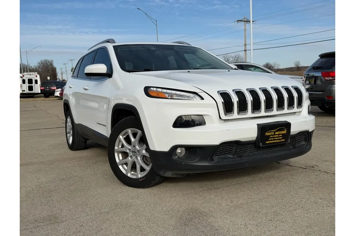 2017 Cherokee Latitude FWD image 2