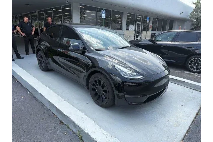 $25000 : Tesla Model Y 2021 AWD Long image 3