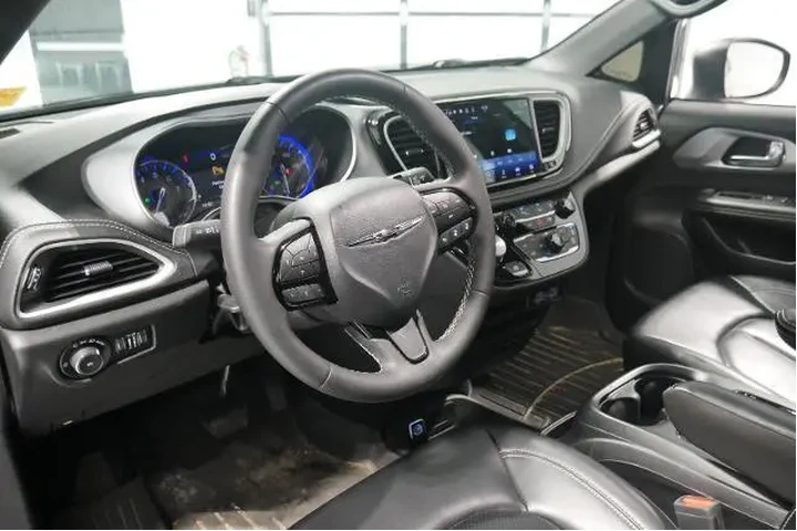 $32000 : Chrysler Pacifica 2023 AWD T image 9