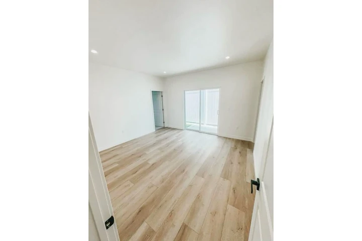 $2800 : 4 Bedroom Home For Rent in LA image 5