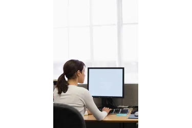 YOUNG OFFICE ASST.REAL ESTATE en Los Angeles