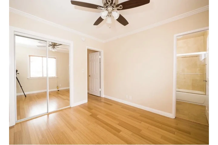 $2000 : 2 Bedroom Apt in Los Angeles image 7