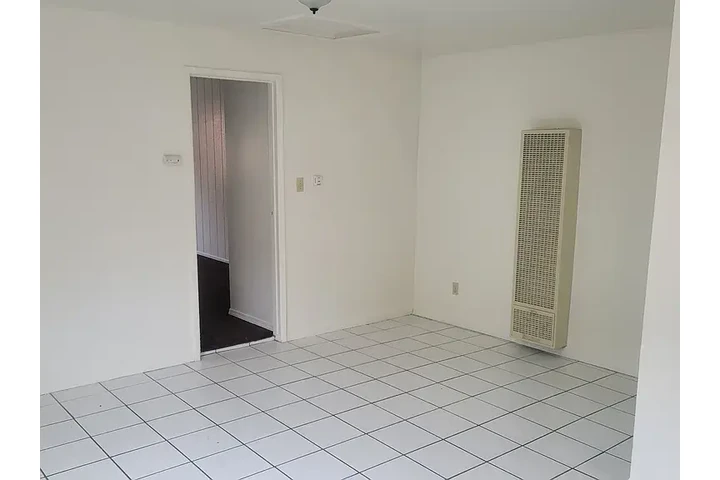 $1150 : Hot 1bd 1ba at Huntington image 4