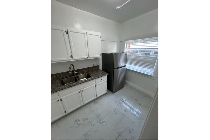$1500 : 1317 Fedora St Los Angeles image 5