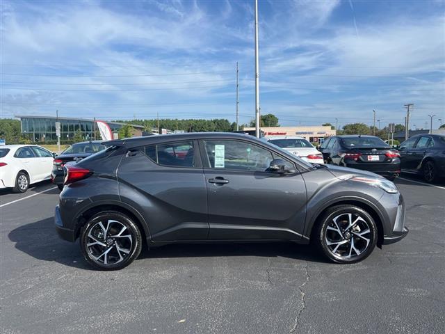 $25617 : PRE-OWNED 2022 TOYOTA C-HR XLE image 8