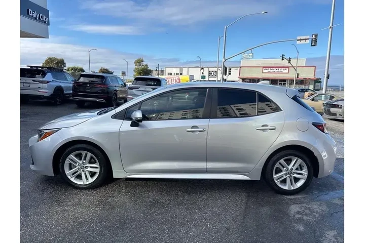$23498 : Toyota Corolla Hatchback 202 image 3