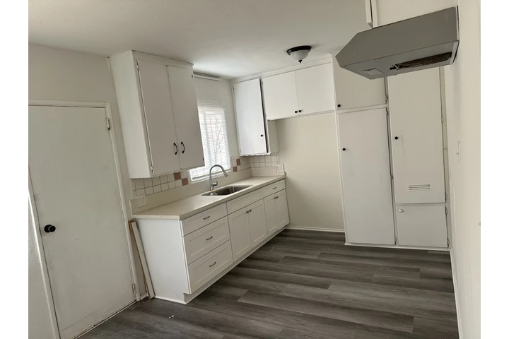 $1600 : One Bedroom Apartment image 1
