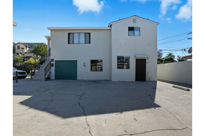 $2000 : 2 Bedroom Apt Available in LA image 1