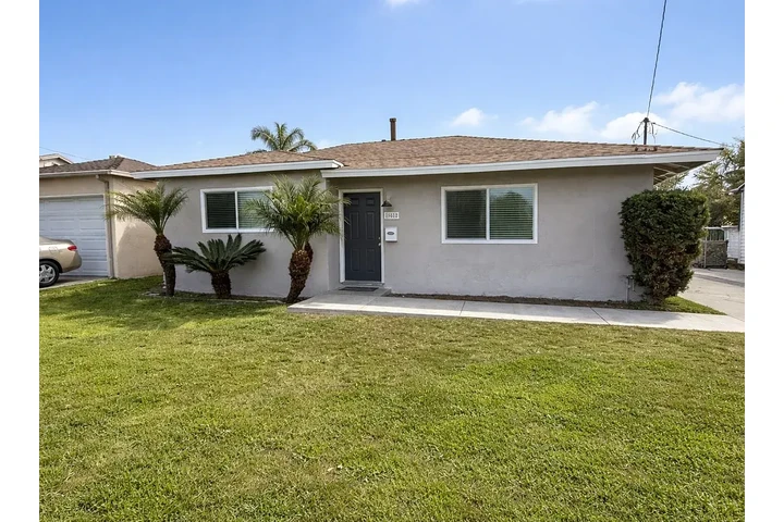 $1800 : 🌆La Reina Ave, Downey, CA image 1