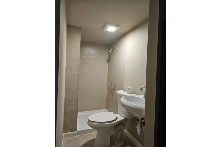 $950 : Se renta cuarto grande image 3
