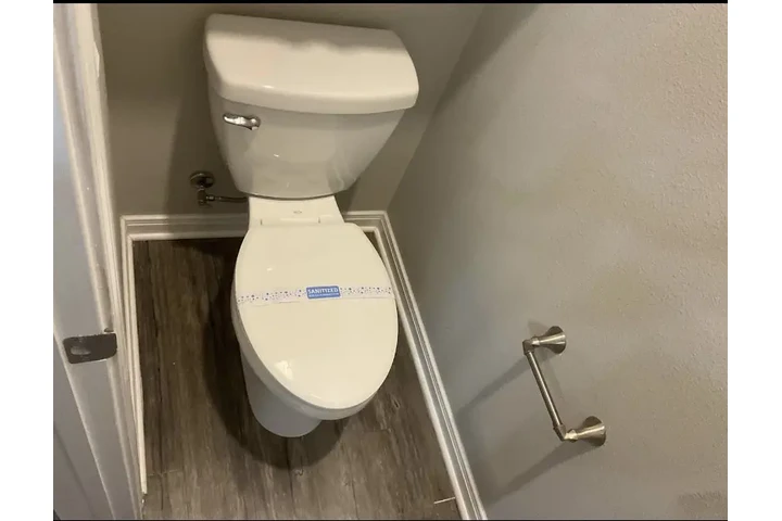 $1050 : 3Bed/2bath image 9