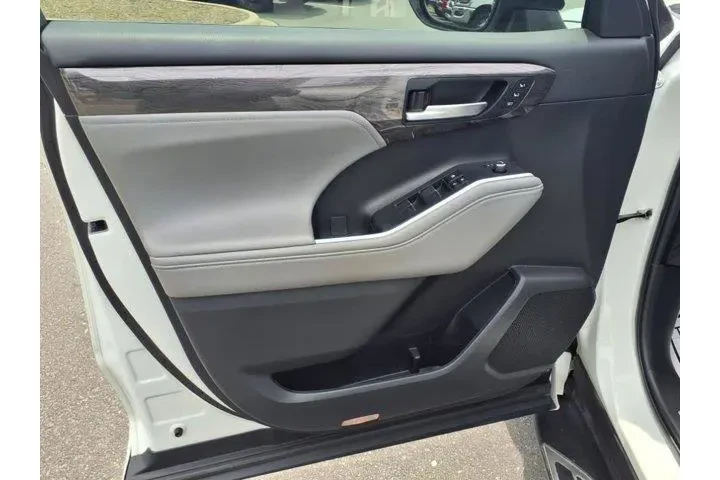 $35403 : Toyota Highlander 2023 L 4dr image 6