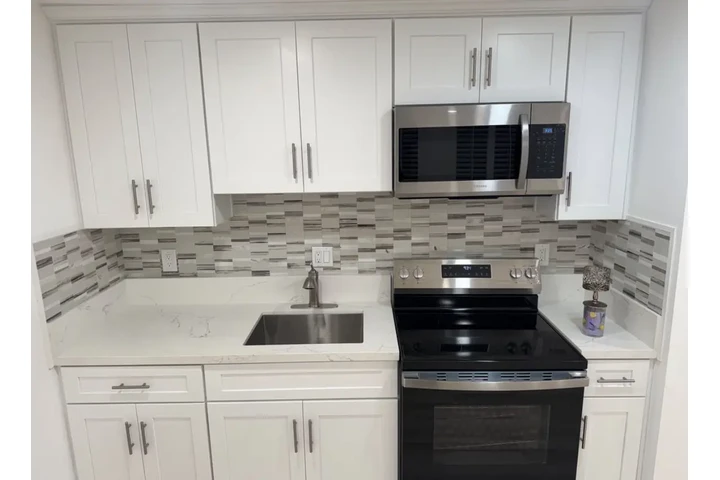 $1200 : Large studio Apt in Los Angele image 6