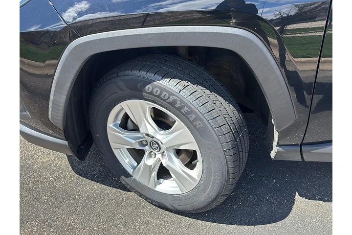 $23989 : Silver Certified 2020 RAV4 XLE image 5