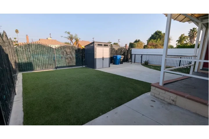 $1900 : Spacious Yard image 5