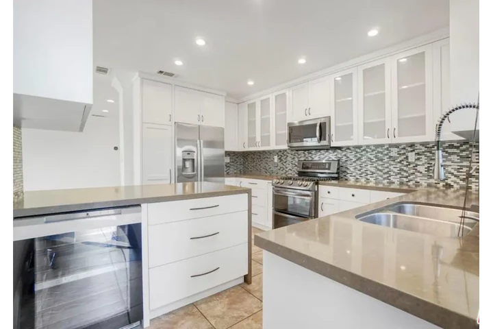 $2465 : 3Beds/2Baths in W Pico Blvd image 3