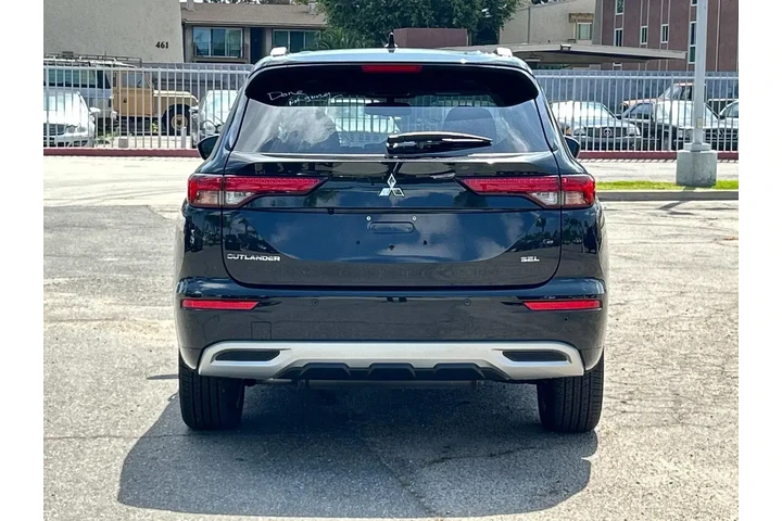 $29428 : Mitsubishi Outlander 2024 SE image 4