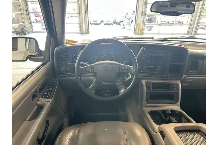 $7000 : Chevrolet Suburban 2004 1500 image 2