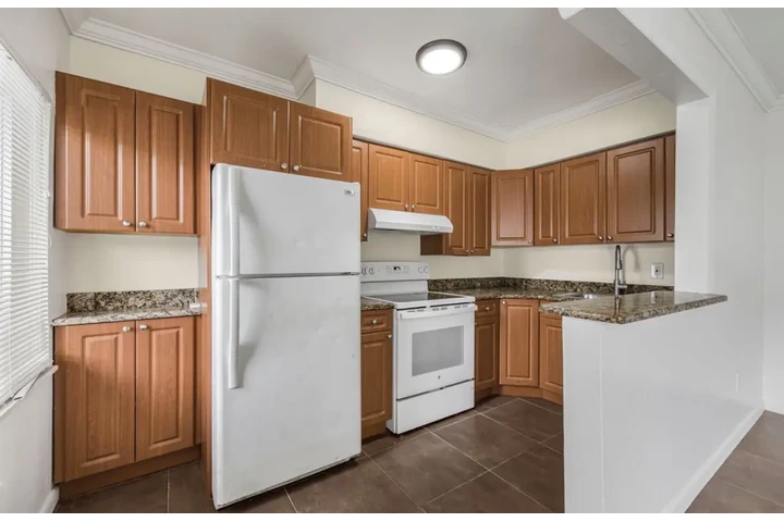 $1950 : 2 Bedroom Apt in Los Angeles image 3