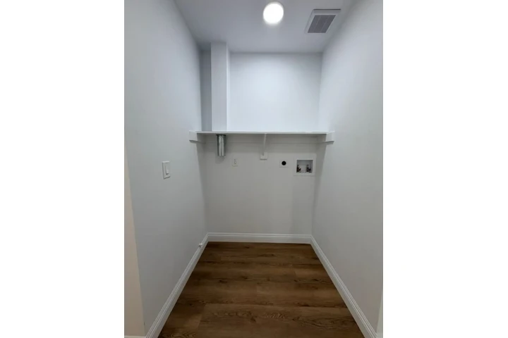 $2500 : 3 Bedroom Home in Van Ness Ave image 6