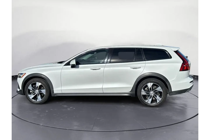 $24452 : Volvo V60 Cross Country 2021 image 2
