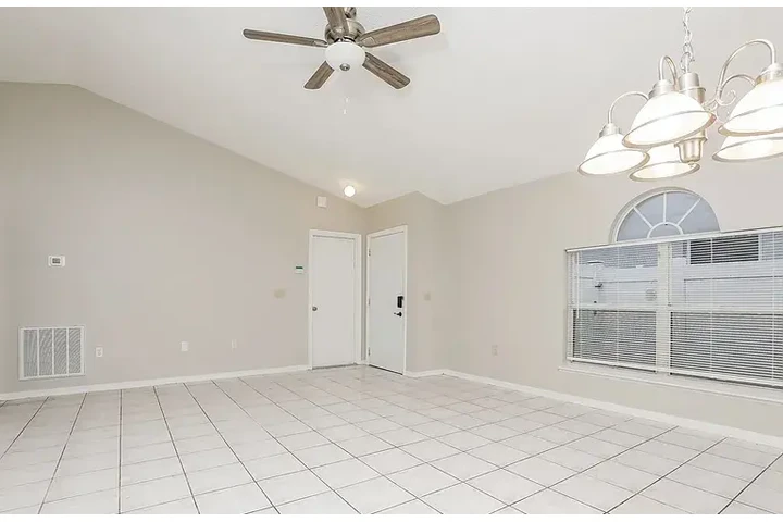$1500 : 3bed 2bath home image 5