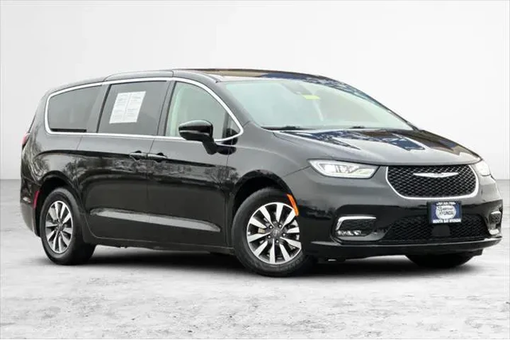 $28490 : Chrysler Pacifica Plug-In Hy image 2