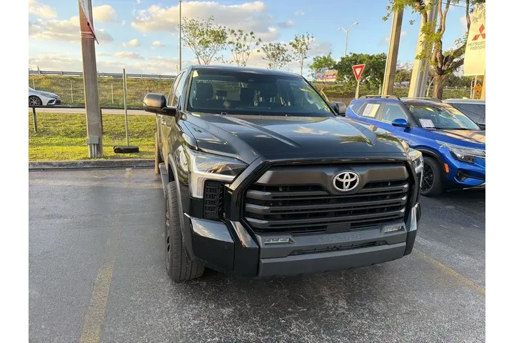 $39592 : Toyota Tundra 2023 4x4 SR5 4 image 2