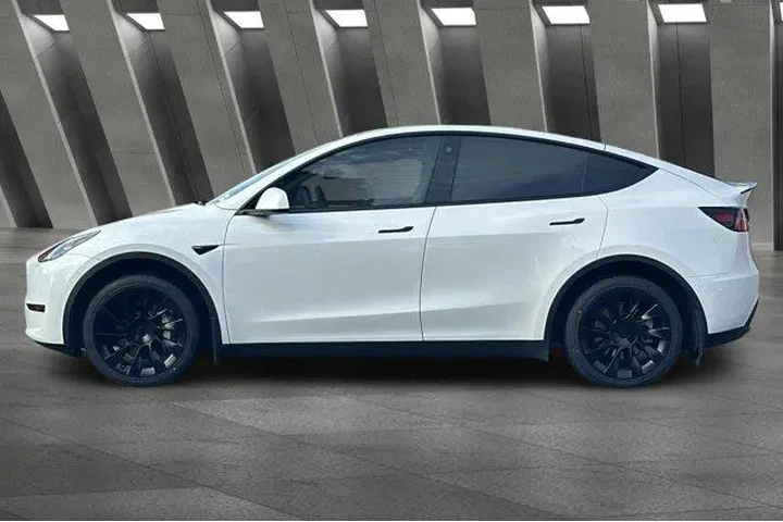$29900 : Tesla Model Y 2023 AWD Long image 8