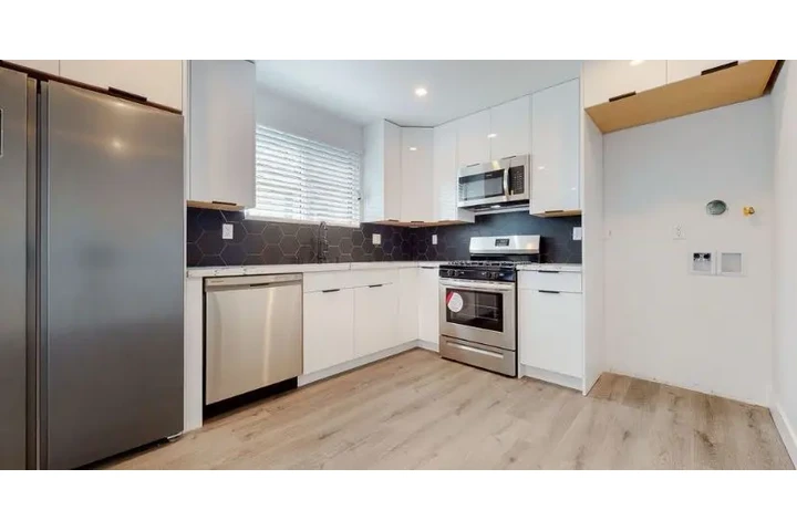 $2300 : 3 Bed 2 Bath Apt in Carson image 4