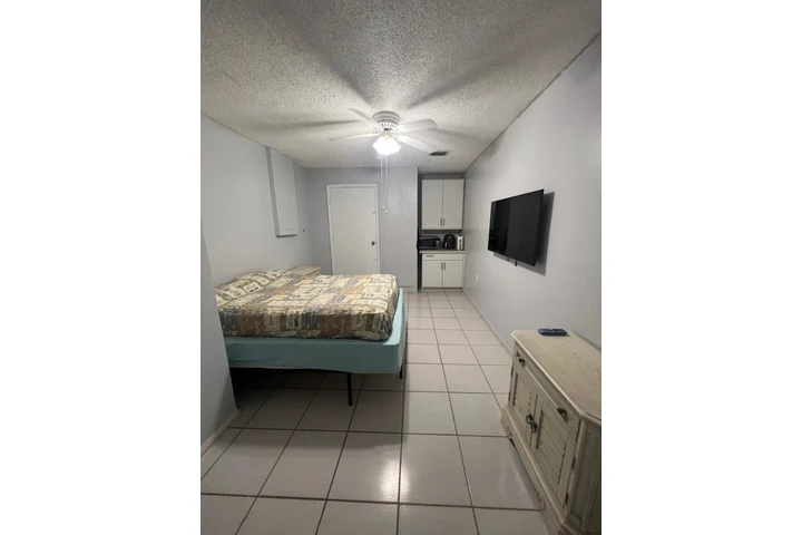$1350 : Rento Efficiency Amueblado. image 4