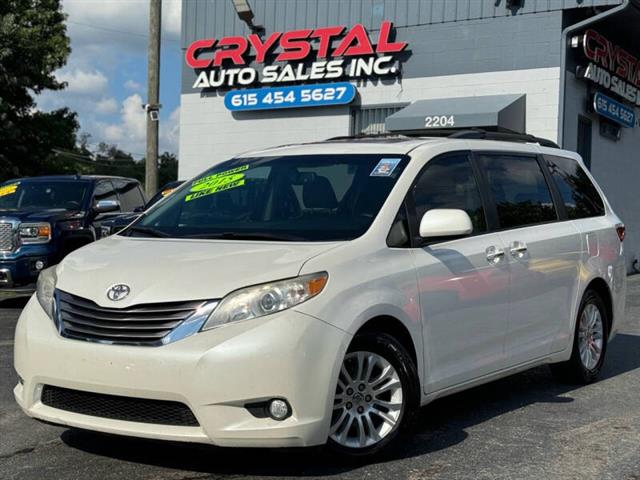 2015 Sienna XLE 8-Passenger image 2