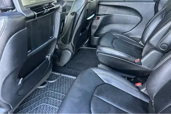 $39995 : Chrysler Pacifica Plug-In Hy image 4