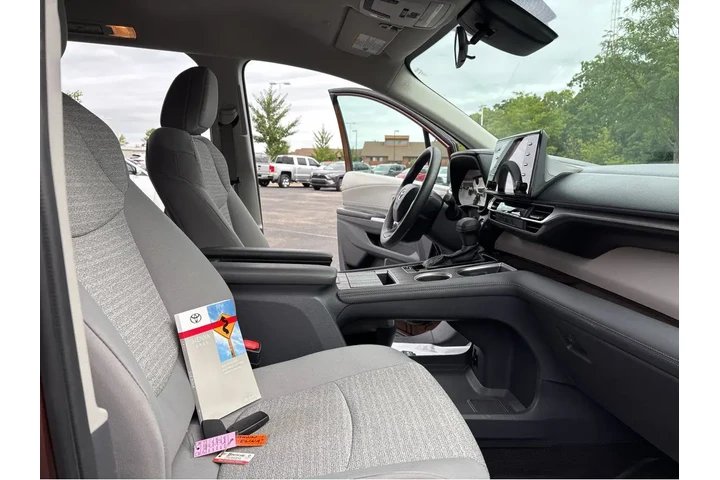 $37990 : Gold Certified2021 Sienna LE image 4