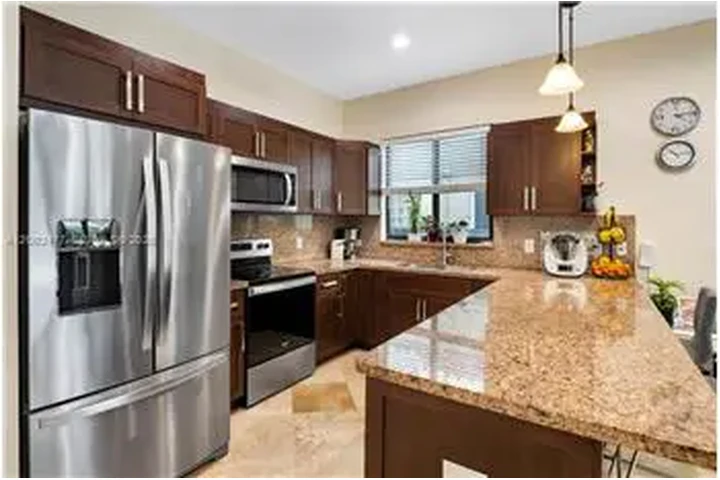 $9900 : Rental property with 3 bedro image 4