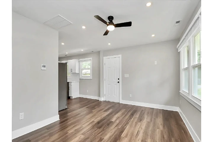 $980 : Great Location Family Home image 4