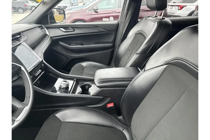 $27981 : Jeep Grand Cherokee L 2024 4 image 3