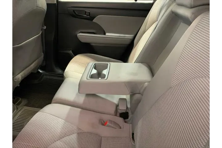 $32489 : Toyota Highlander 2023 L 4dr image 5