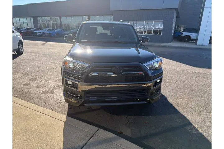 $39995 : Toyota 4Runner 2021 AWD Nigh image 4