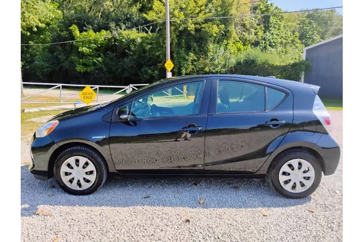 $7995 : 2014 Prius c Three image 10