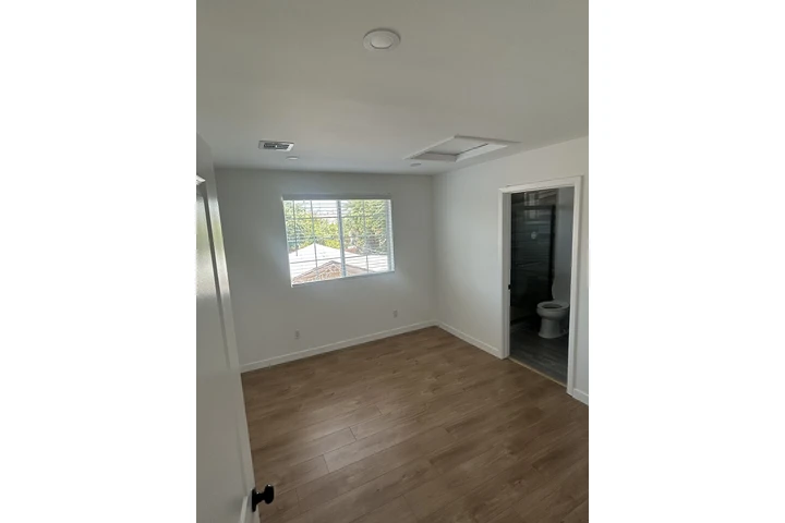 $2675 : 2 RECÁMARAS, 2 BAÑOS, MODERNA image 2