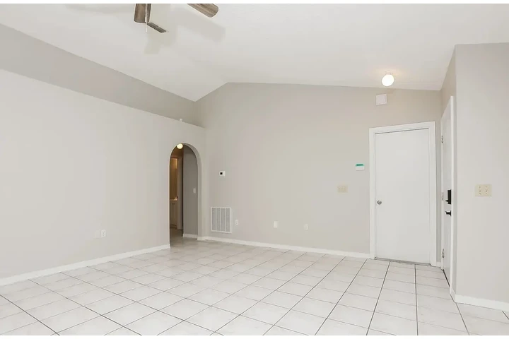 $1500 : 3bed 2bath home image 4