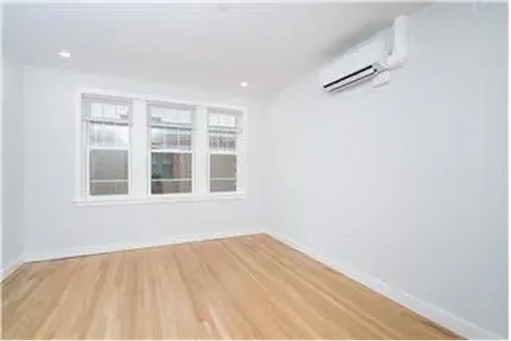 $3300 : Rental property with 1 bedro image 6