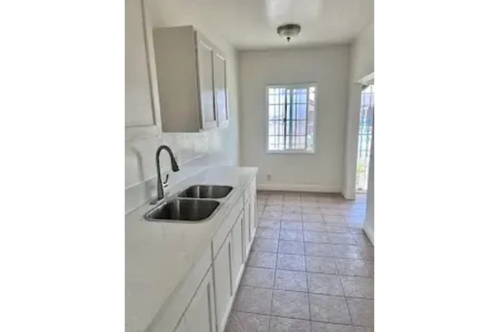 $1,895/MES. LOS ANGELES. image 8