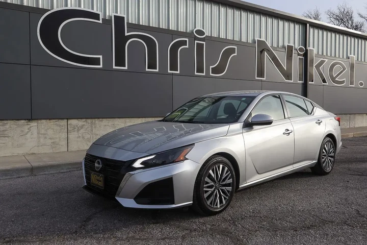 $17288 : 2023 Altima 2.5 SV Sedan image 1