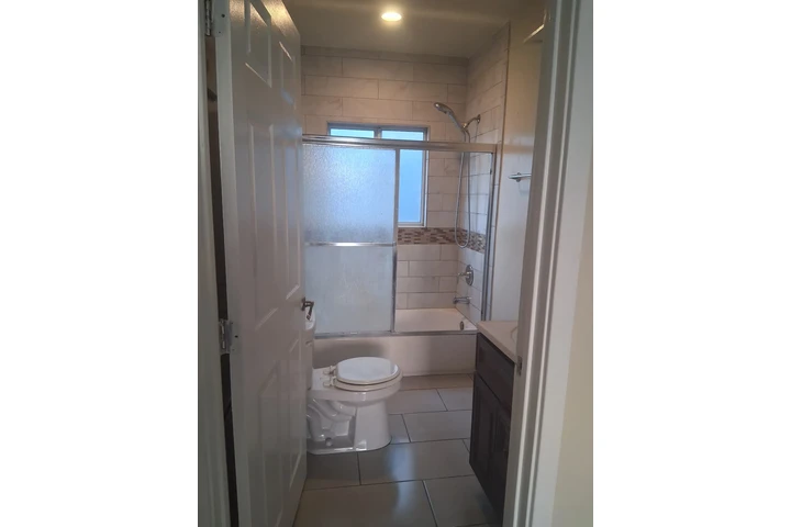 $1295 : Single in Los Angeles image 7